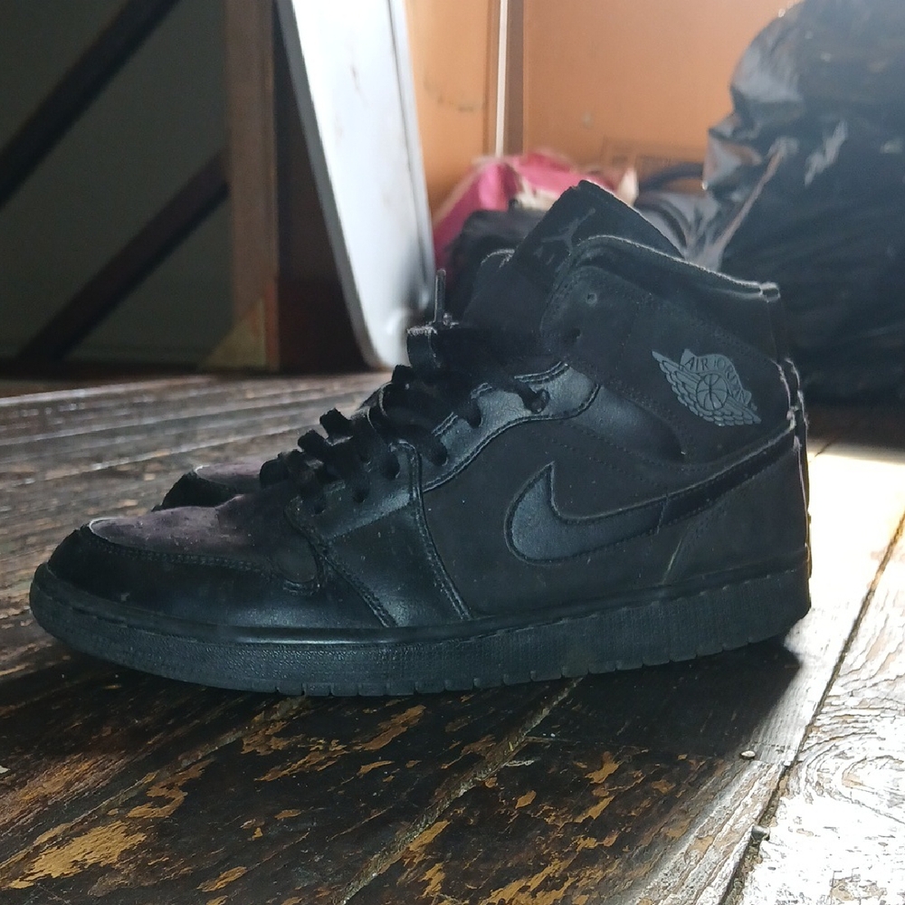 Jordan 1 Mid Triple Black Suede